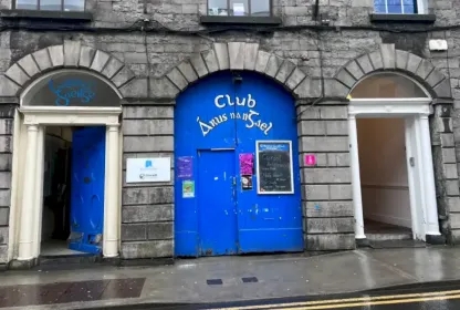 Alt: Athchóiriú le déanamh ar dhíon Áras na nGael i nGaillimh agus Teach na Cúirte sa Daingean