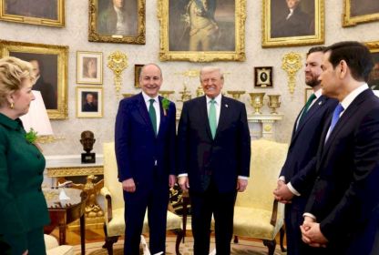 Alt: Tá an t-ádh glan ar an Uachtarán Catherine Connolly ‘go bhfuil mo leithéidse ann’, a deir Donald Trump ag cruinniú na Féile Pádraig